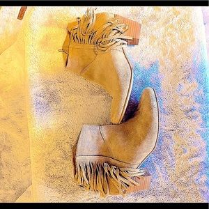 Diba camel suede bootie boot size 9 with fringe EUC